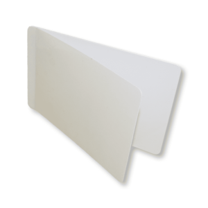 tarjeta blanca con solapa adhesiva autosellable